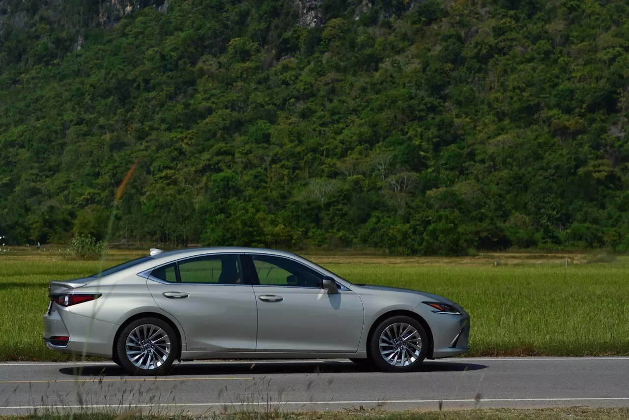 ดีกว่า NEW CAMRY ก็คันนี้ล่ะครับ รีวิว LEXUS ES300h GRAND LUXURY