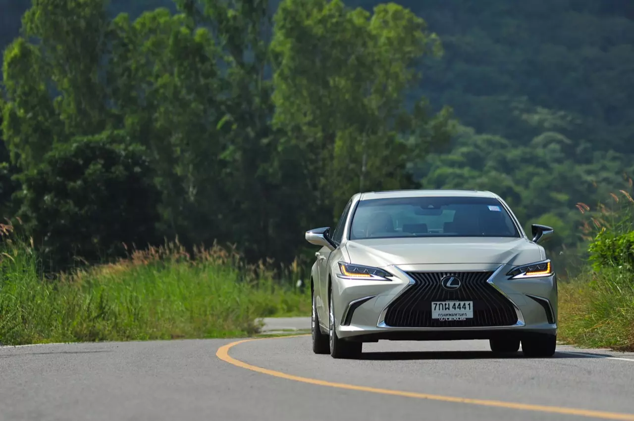 ดีกว่า NEW CAMRY ก็คันนี้ล่ะครับ รีวิว LEXUS ES300h GRAND LUXURY