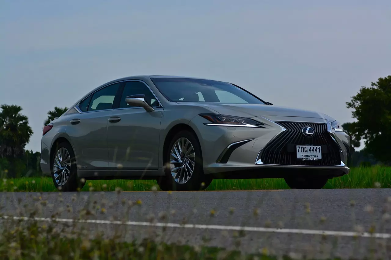 ดีกว่า NEW CAMRY ก็คันนี้ล่ะครับ รีวิว LEXUS ES300h GRAND LUXURY