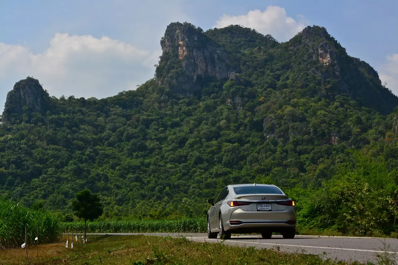 ดีกว่า NEW CAMRY ก็คันนี้ล่ะครับ รีวิว LEXUS ES300h GRAND LUXURY
