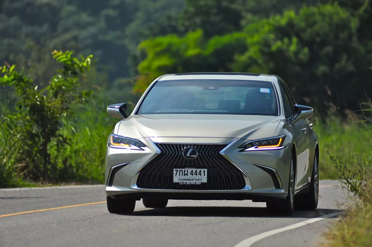 ดีกว่า NEW CAMRY ก็คันนี้ล่ะครับ รีวิว LEXUS ES300h GRAND LUXURY