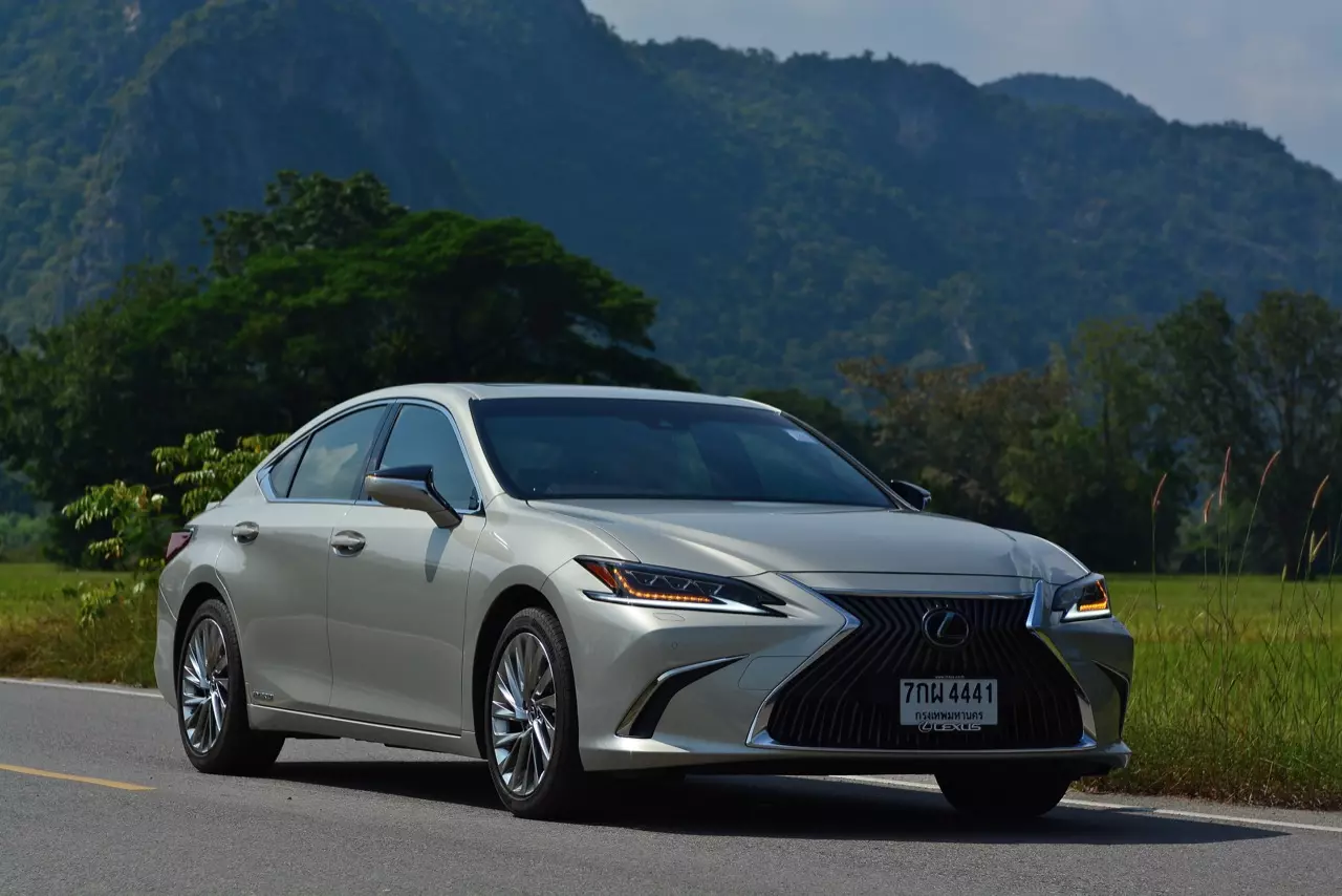 ดีกว่า NEW CAMRY ก็คันนี้ล่ะครับ รีวิว LEXUS ES300h GRAND LUXURY