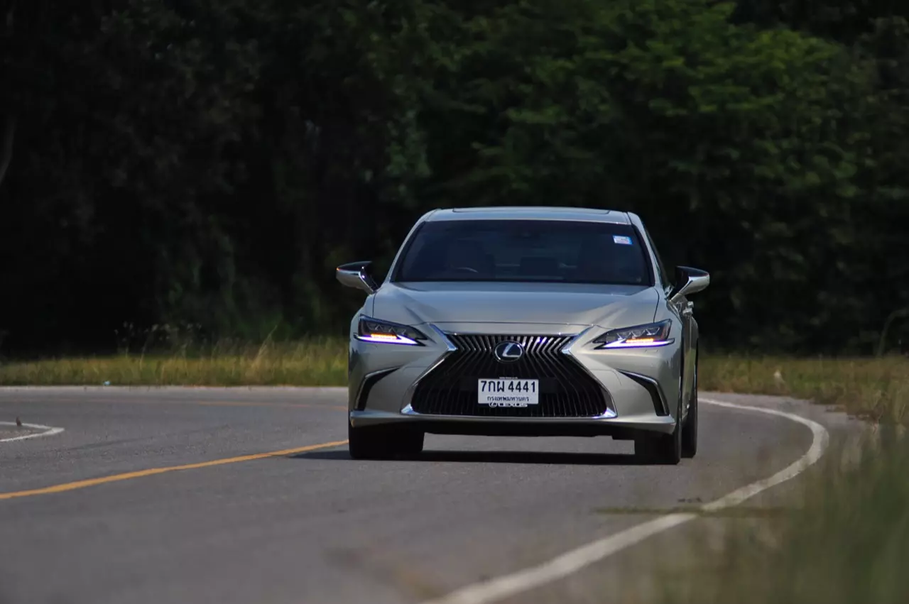 ดีกว่า NEW CAMRY ก็คันนี้ล่ะครับ รีวิว LEXUS ES300h GRAND LUXURY