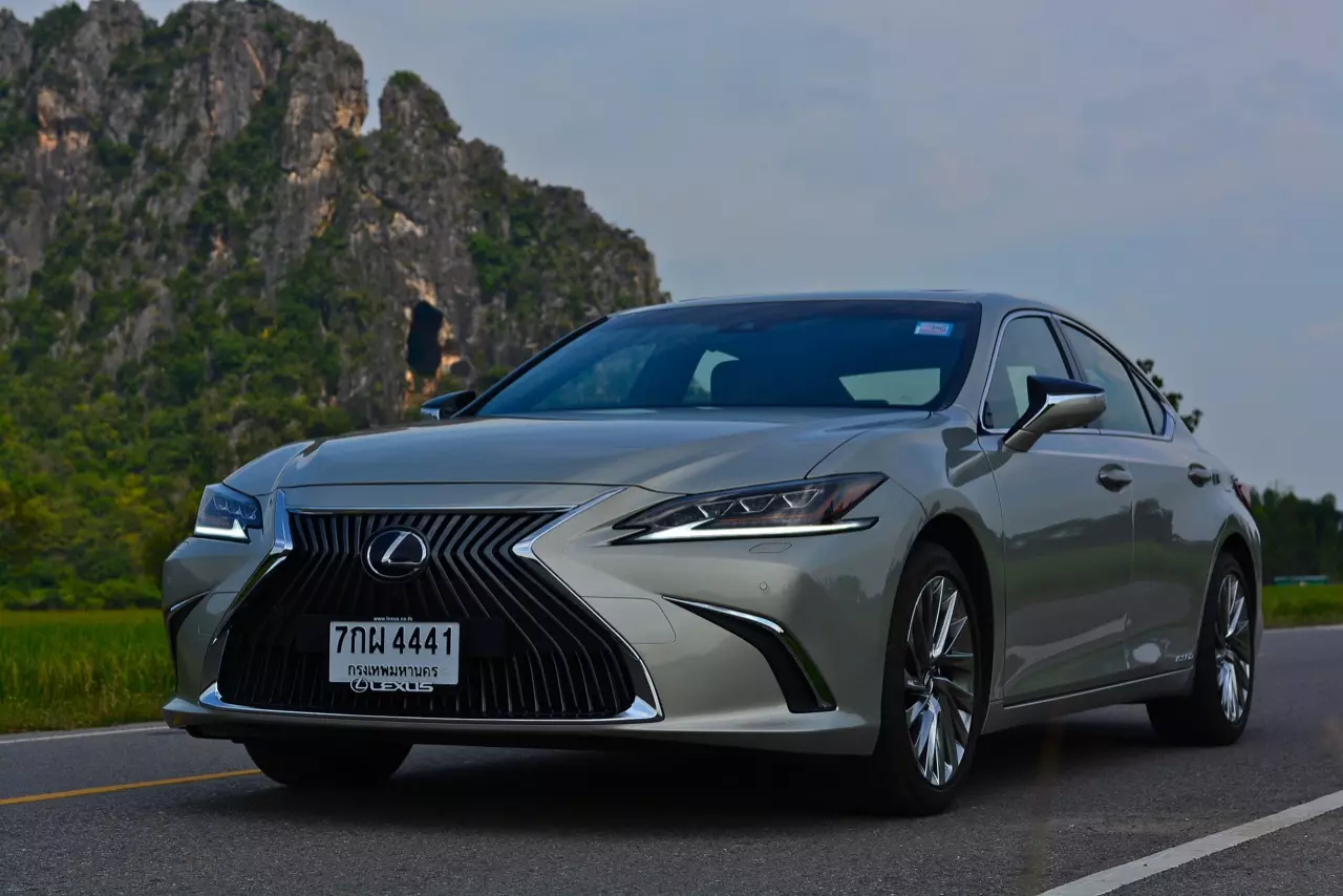 ดีกว่า NEW CAMRY ก็คันนี้ล่ะครับ รีวิว LEXUS ES300h GRAND LUXURY