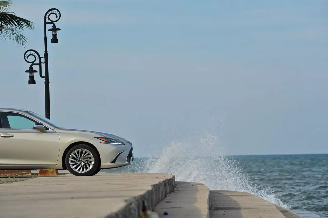 ดีกว่า NEW CAMRY ก็คันนี้ล่ะครับ รีวิว LEXUS ES300h GRAND LUXURY
