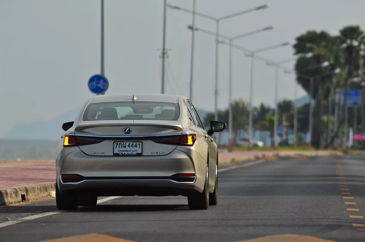 ดีกว่า NEW CAMRY ก็คันนี้ล่ะครับ รีวิว LEXUS ES300h GRAND LUXURY