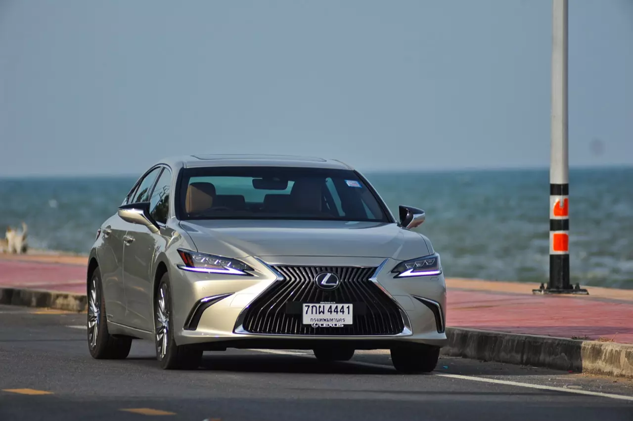 ดีกว่า NEW CAMRY ก็คันนี้ล่ะครับ รีวิว LEXUS ES300h GRAND LUXURY