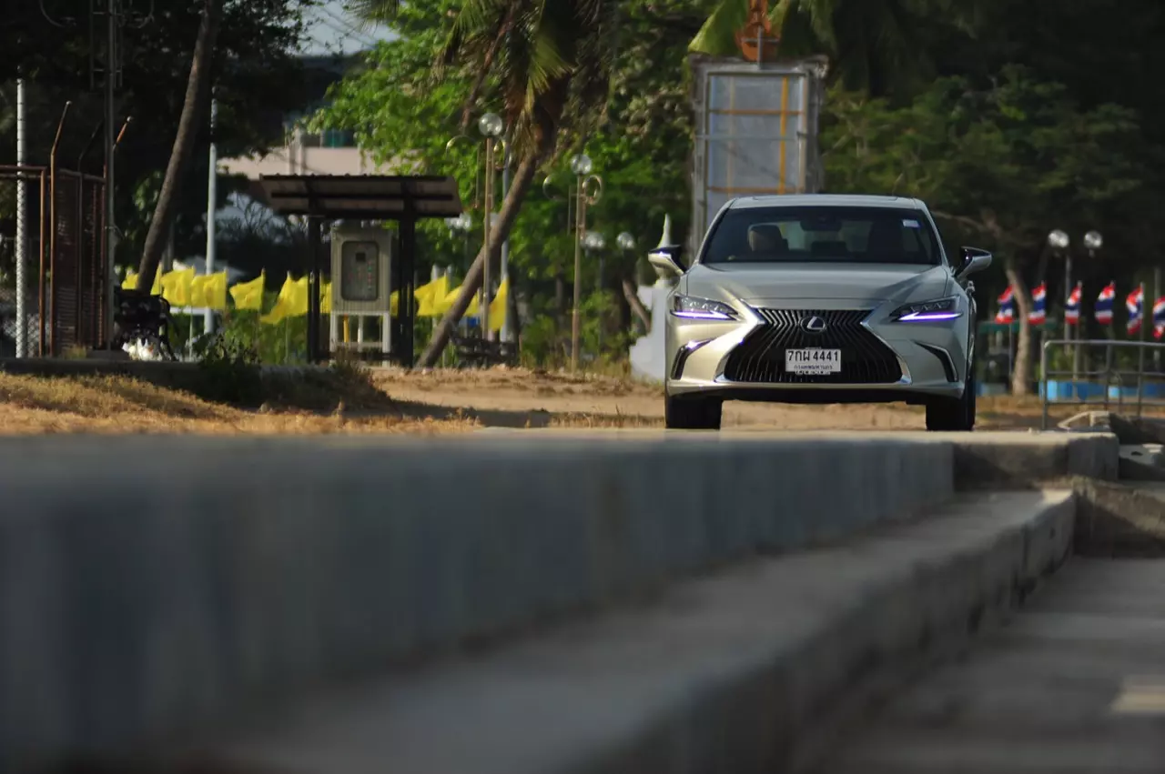 ดีกว่า NEW CAMRY ก็คันนี้ล่ะครับ รีวิว LEXUS ES300h GRAND LUXURY