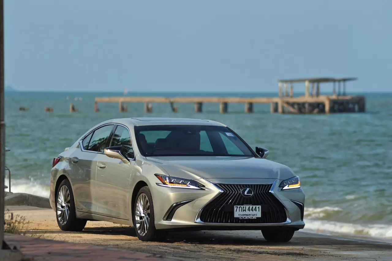 ดีกว่า NEW CAMRY ก็คันนี้ล่ะครับ รีวิว LEXUS ES300h GRAND LUXURY