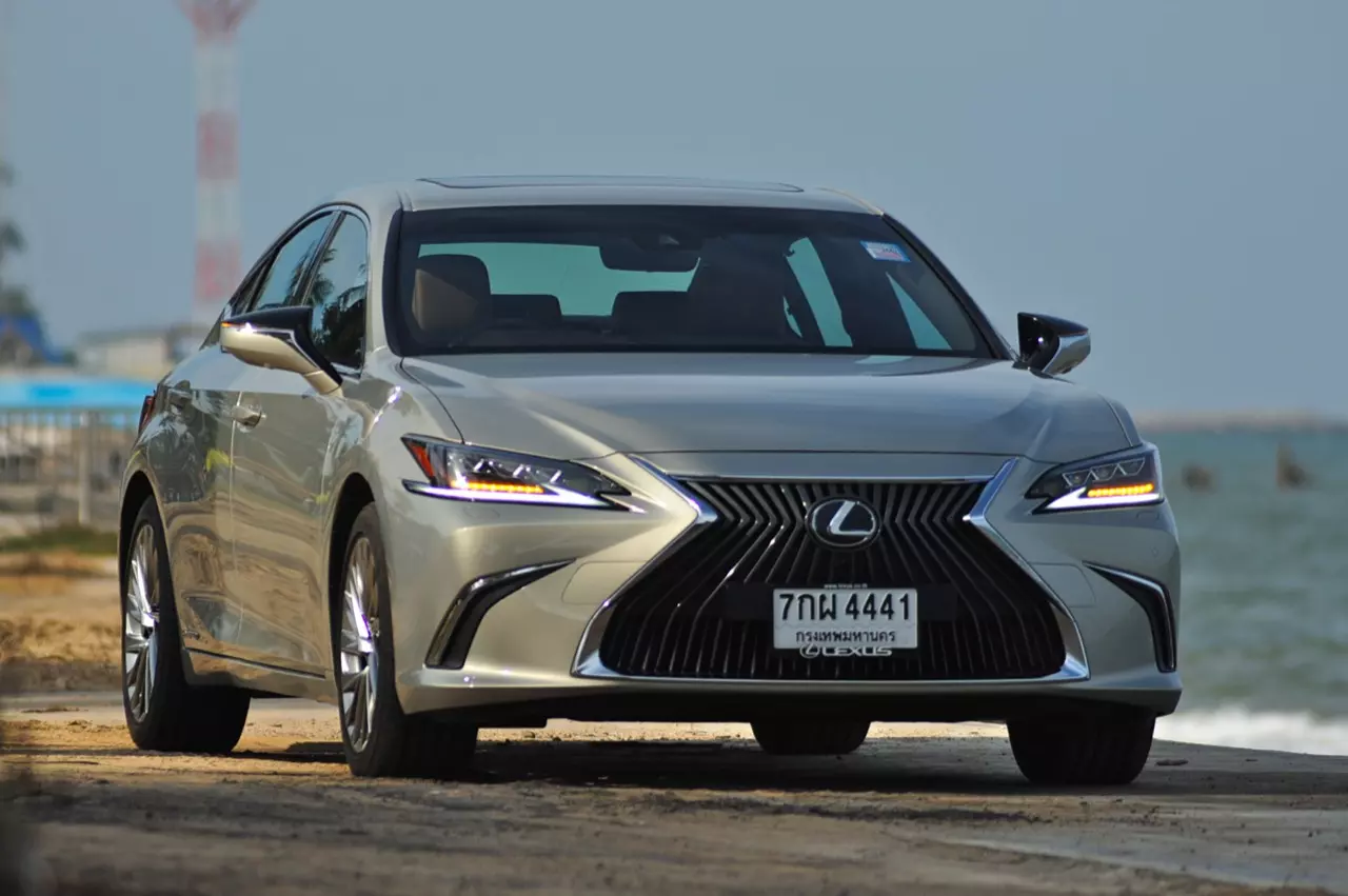 ดีกว่า NEW CAMRY ก็คันนี้ล่ะครับ รีวิว LEXUS ES300h GRAND LUXURY