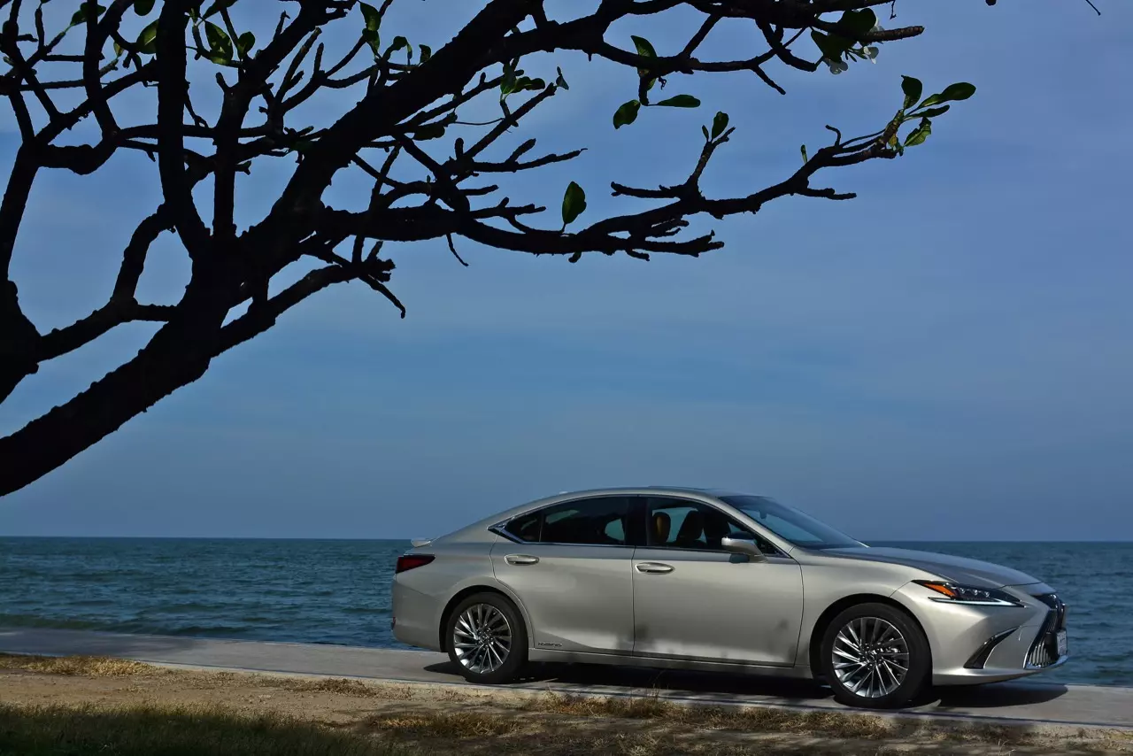 ดีกว่า NEW CAMRY ก็คันนี้ล่ะครับ รีวิว LEXUS ES300h GRAND LUXURY
