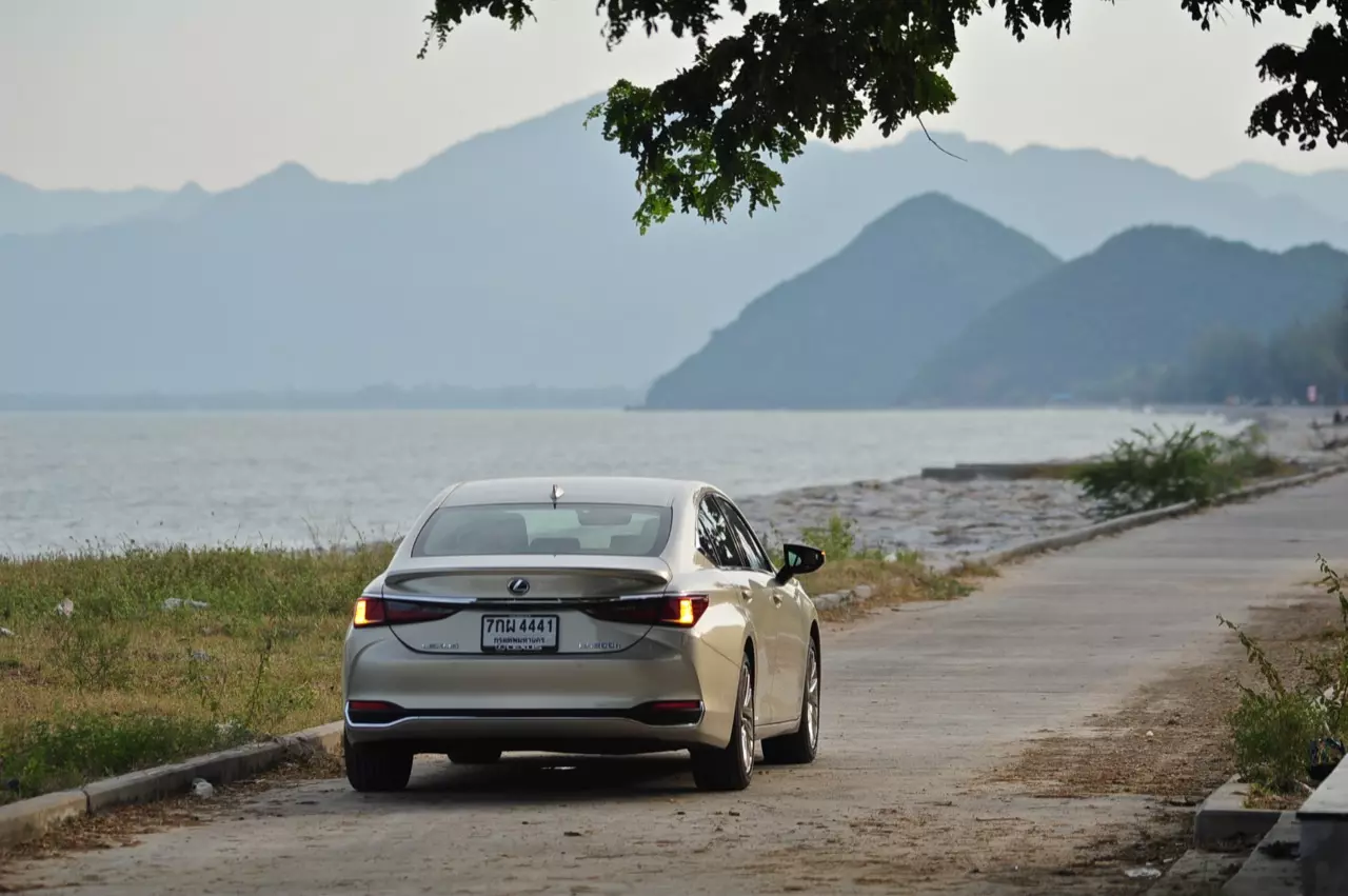 ดีกว่า NEW CAMRY ก็คันนี้ล่ะครับ รีวิว LEXUS ES300h GRAND LUXURY