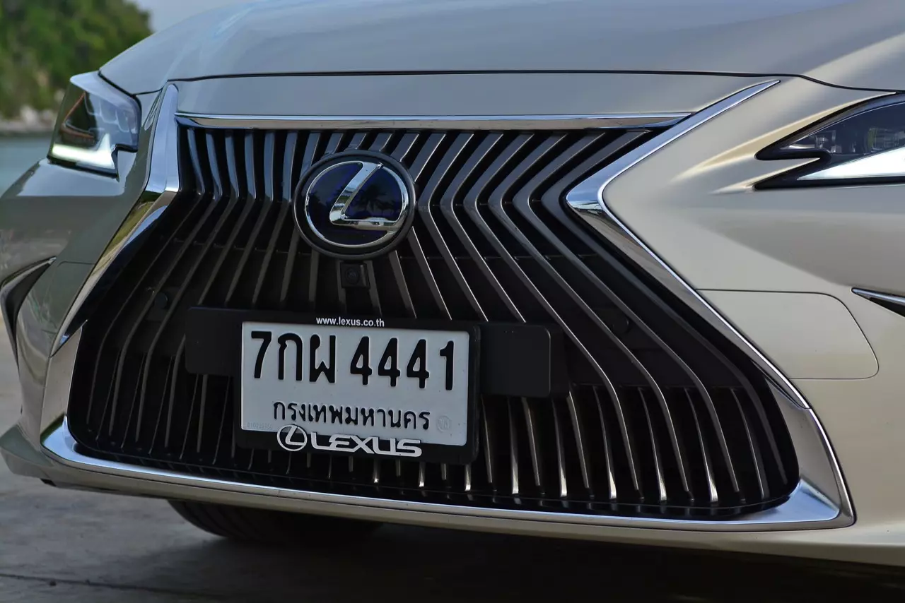 ดีกว่า NEW CAMRY ก็คันนี้ล่ะครับ รีวิว LEXUS ES300h GRAND LUXURY