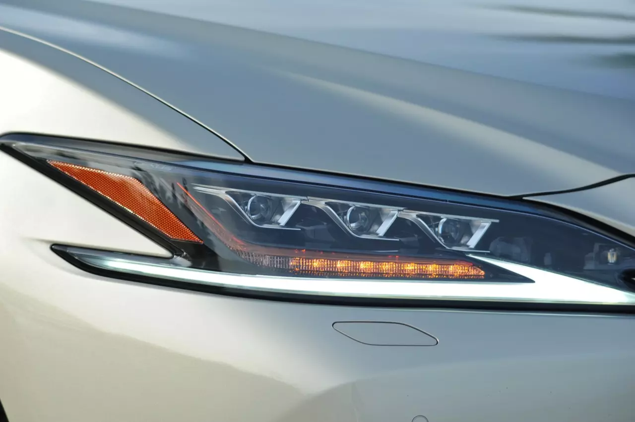 ดีกว่า NEW CAMRY ก็คันนี้ล่ะครับ รีวิว LEXUS ES300h GRAND LUXURY