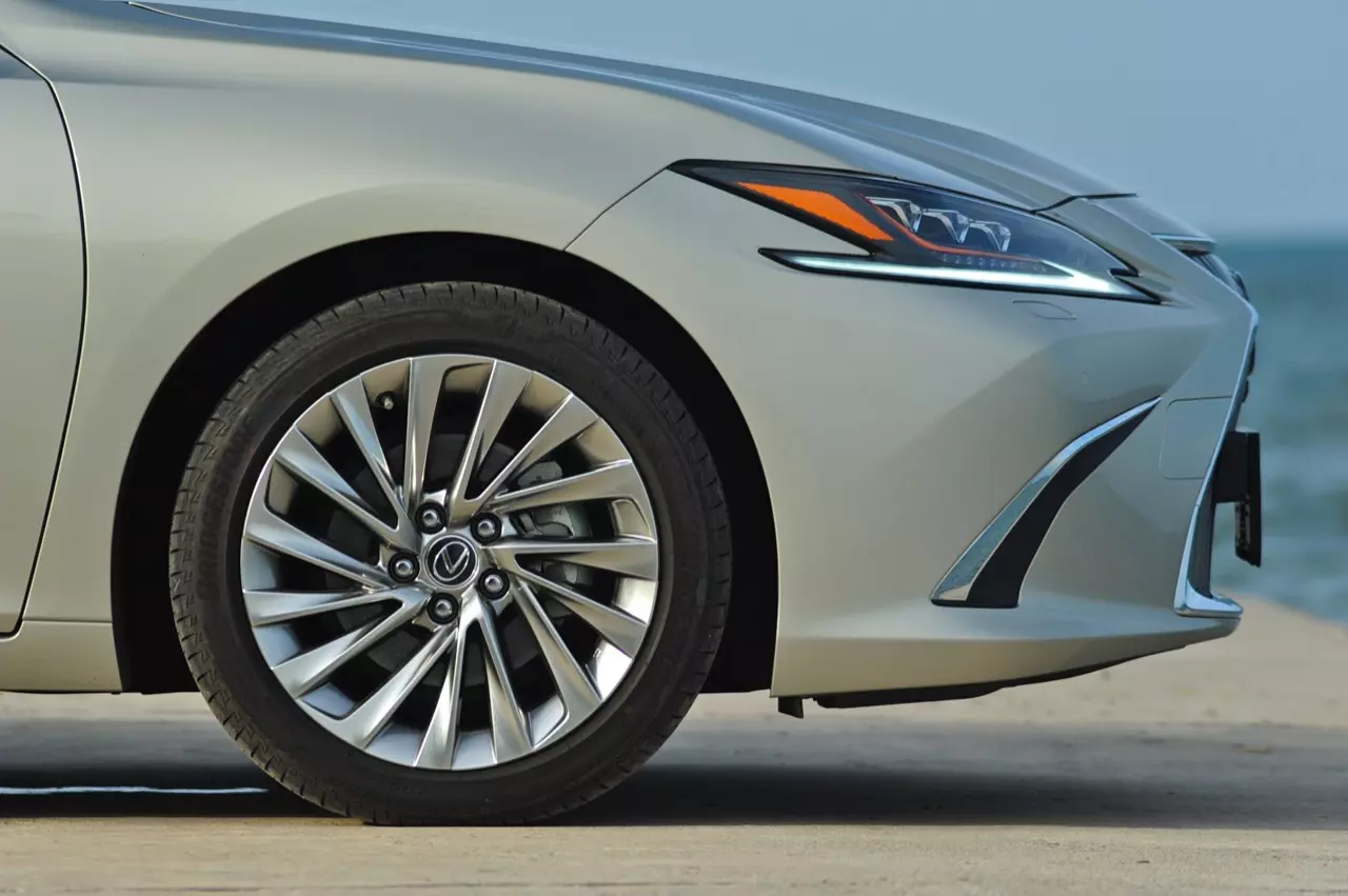 ดีกว่า NEW CAMRY ก็คันนี้ล่ะครับ รีวิว LEXUS ES300h GRAND LUXURY