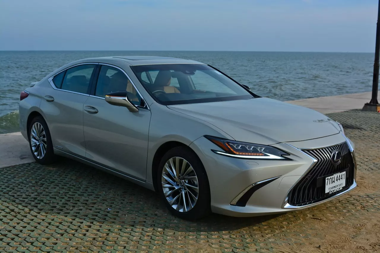 ดีกว่า NEW CAMRY ก็คันนี้ล่ะครับ รีวิว LEXUS ES300h GRAND LUXURY
