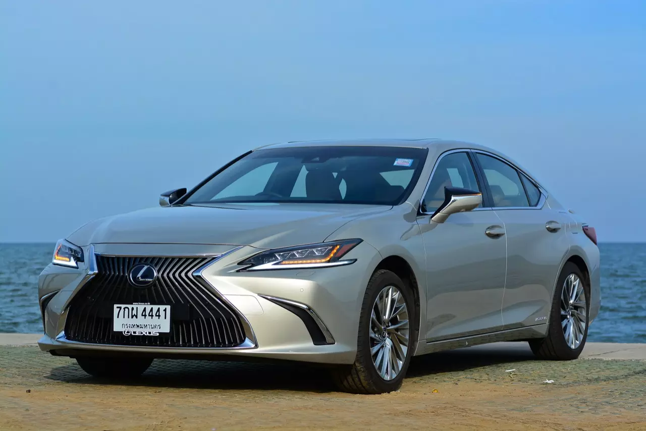 ดีกว่า NEW CAMRY ก็คันนี้ล่ะครับ รีวิว LEXUS ES300h GRAND LUXURY