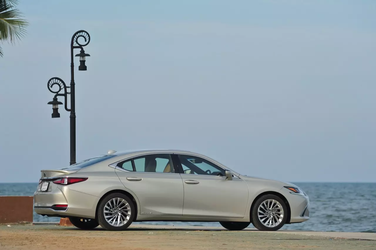 ดีกว่า NEW CAMRY ก็คันนี้ล่ะครับ รีวิว LEXUS ES300h GRAND LUXURY