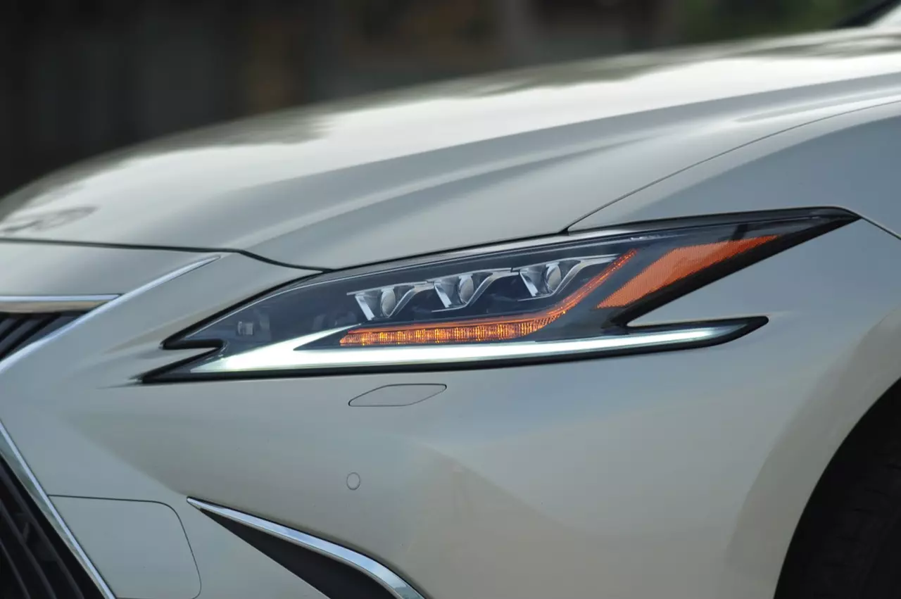 ดีกว่า NEW CAMRY ก็คันนี้ล่ะครับ รีวิว LEXUS ES300h GRAND LUXURY