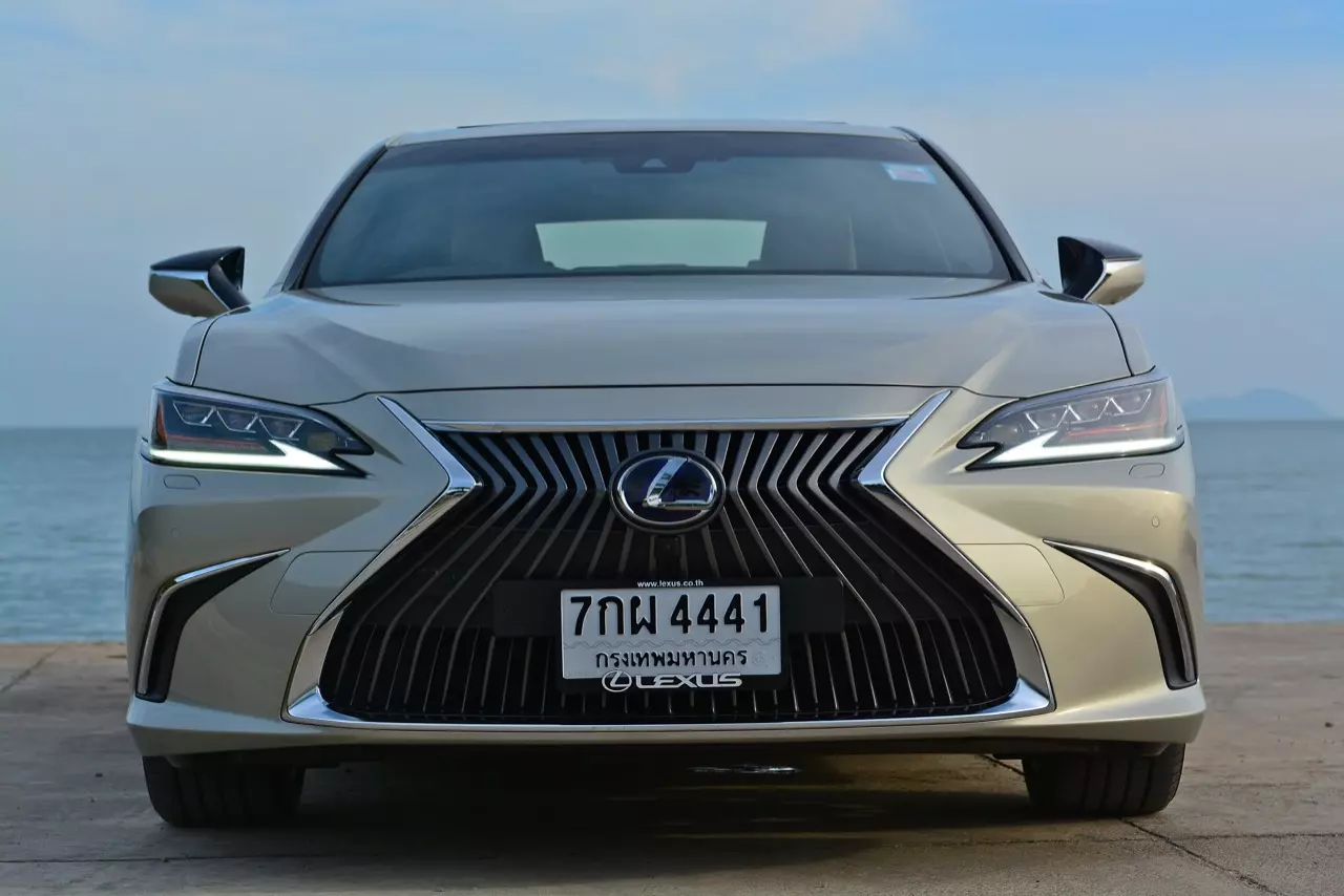 ดีกว่า NEW CAMRY ก็คันนี้ล่ะครับ รีวิว LEXUS ES300h GRAND LUXURY