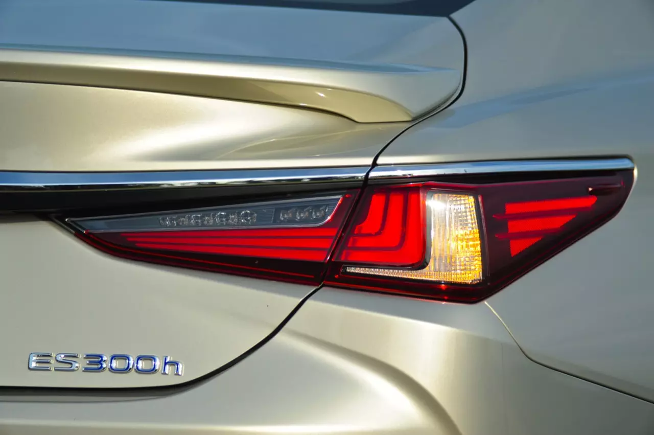 ดีกว่า NEW CAMRY ก็คันนี้ล่ะครับ รีวิว LEXUS ES300h GRAND LUXURY