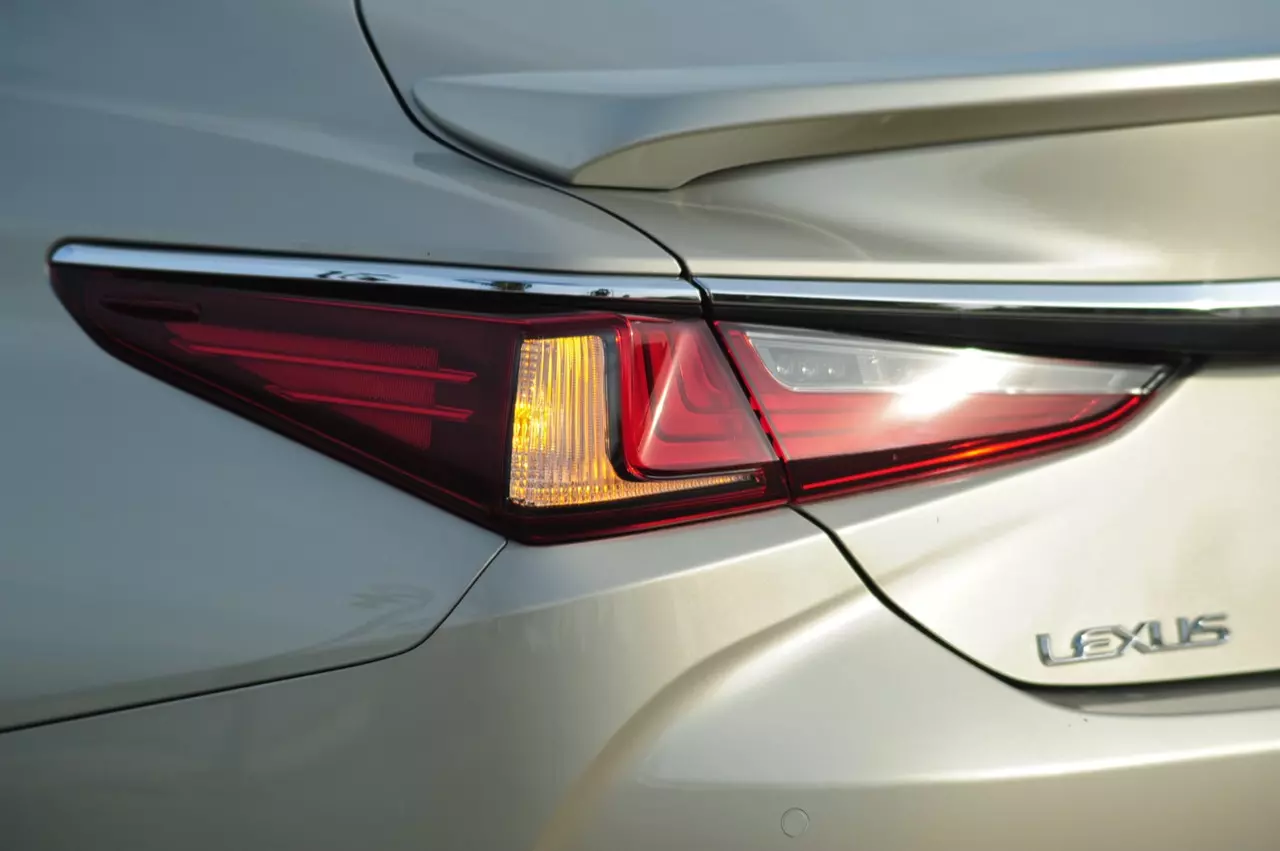ดีกว่า NEW CAMRY ก็คันนี้ล่ะครับ รีวิว LEXUS ES300h GRAND LUXURY