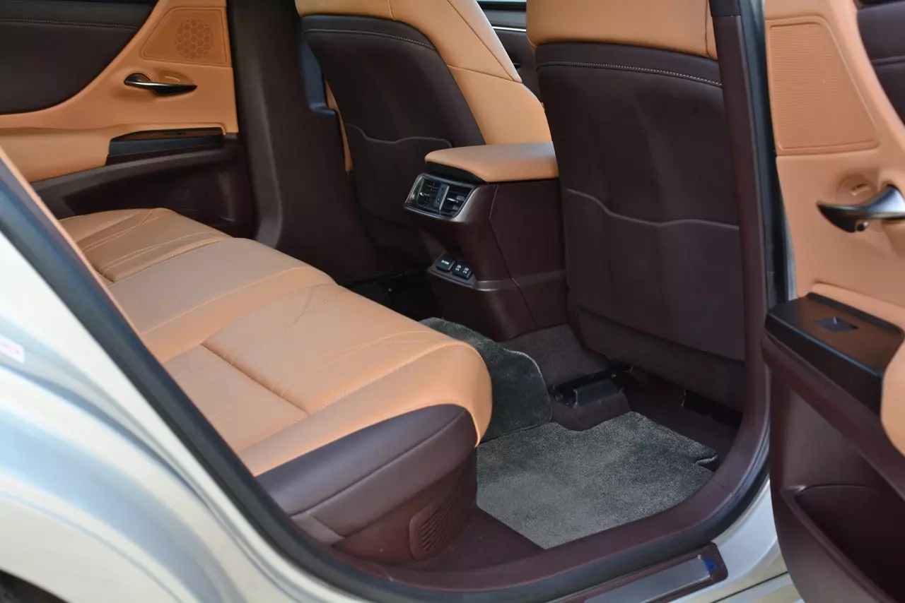 ดีกว่า NEW CAMRY ก็คันนี้ล่ะครับ รีวิว LEXUS ES300h GRAND LUXURY