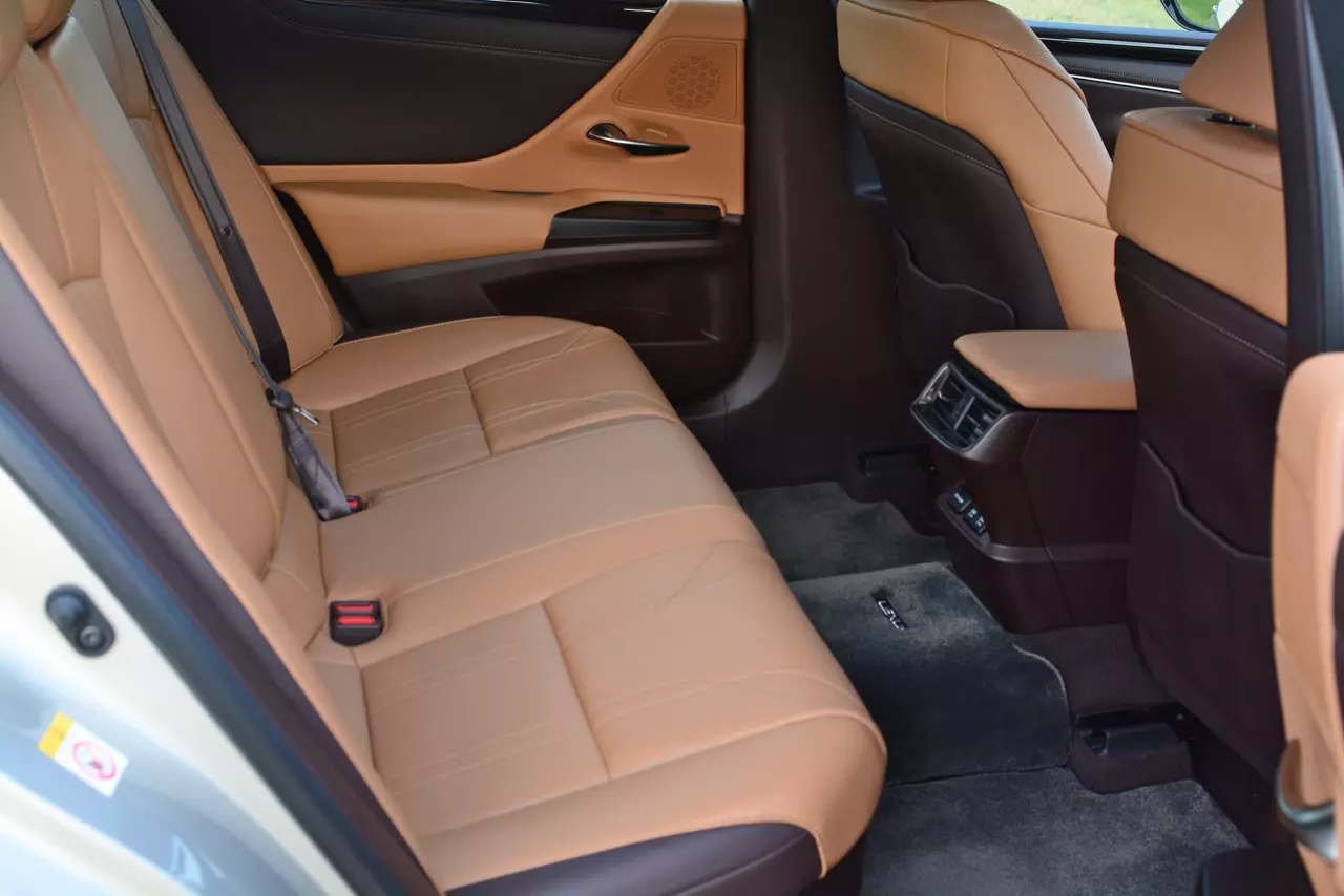 ดีกว่า NEW CAMRY ก็คันนี้ล่ะครับ รีวิว LEXUS ES300h GRAND LUXURY