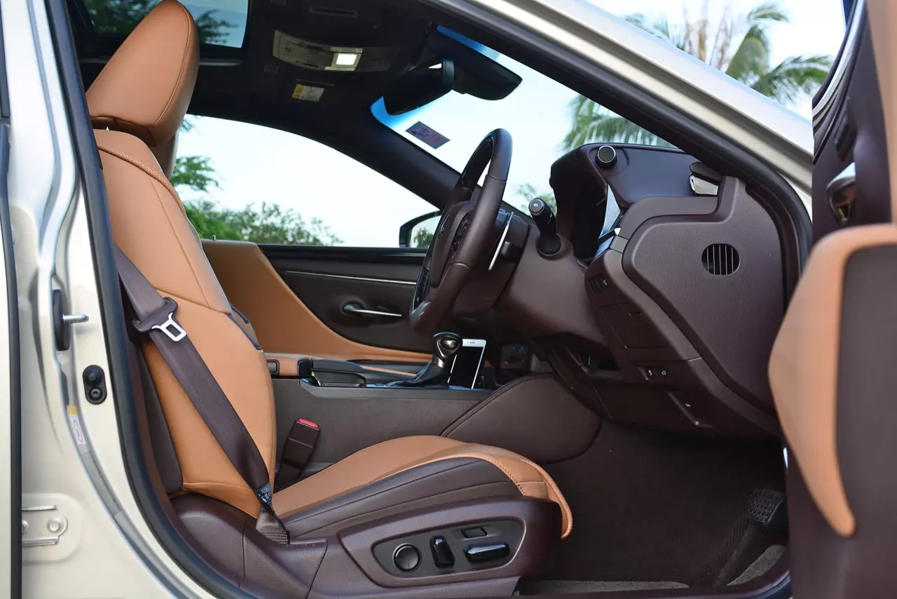 ดีกว่า NEW CAMRY ก็คันนี้ล่ะครับ รีวิว LEXUS ES300h GRAND LUXURY