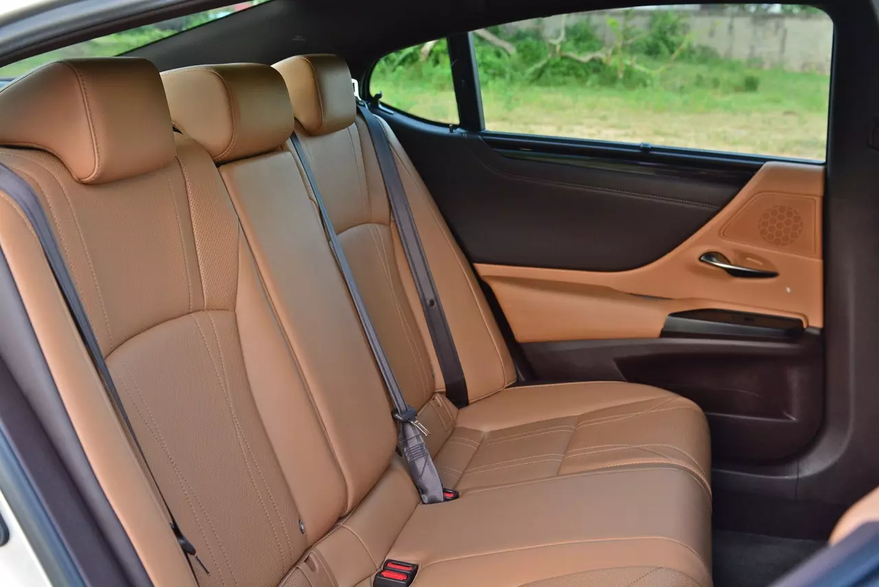 ดีกว่า NEW CAMRY ก็คันนี้ล่ะครับ รีวิว LEXUS ES300h GRAND LUXURY