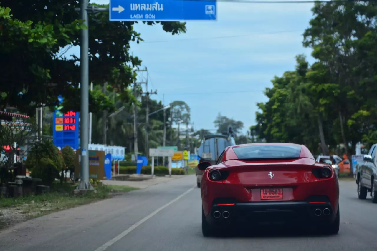 ลองของหรู รีวิวซุปเปอร์คาร์เปิดประทุน Ferrari Portofino