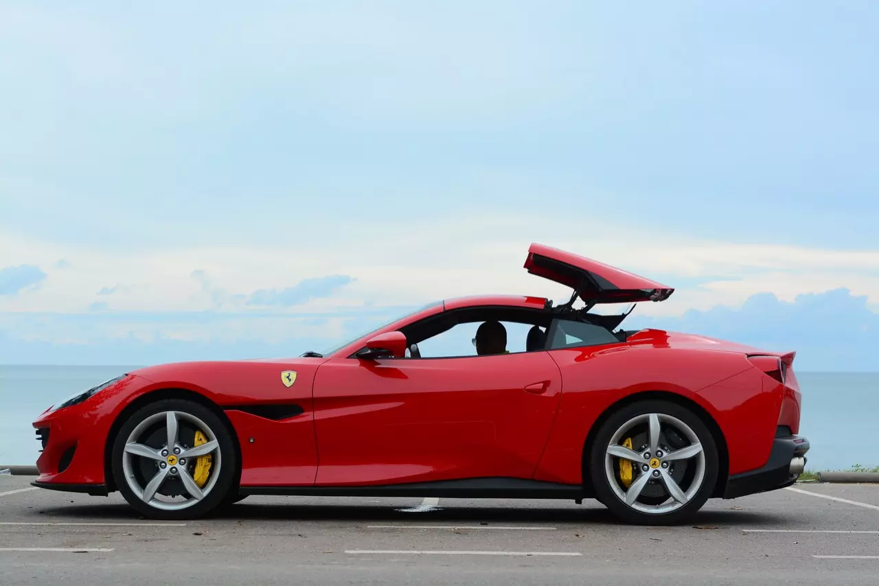 ลองของหรู รีวิวซุปเปอร์คาร์เปิดประทุน Ferrari Portofino