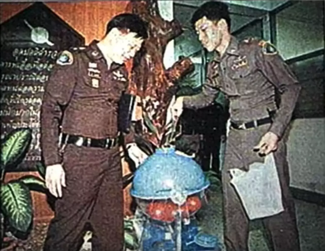 ย้อนตำนาน "หวยล็อก" 311 ก้มมอง ล้วงบอล ใส่เลนส์ตา รวยเละทั้งเมือง!