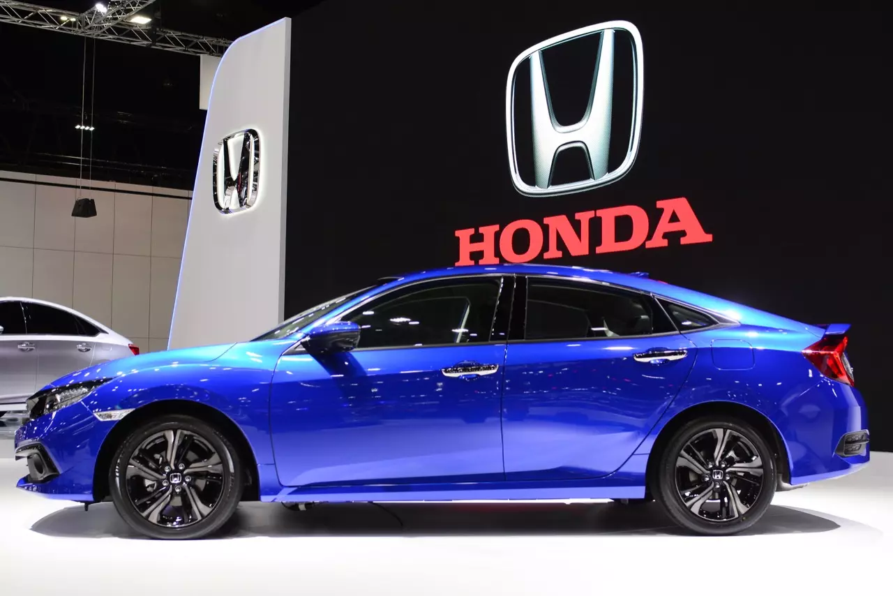 อย่างหล่อ! HONDA CIVIC รุ่นปรับโฉม 2019 ราคามาแล้ว