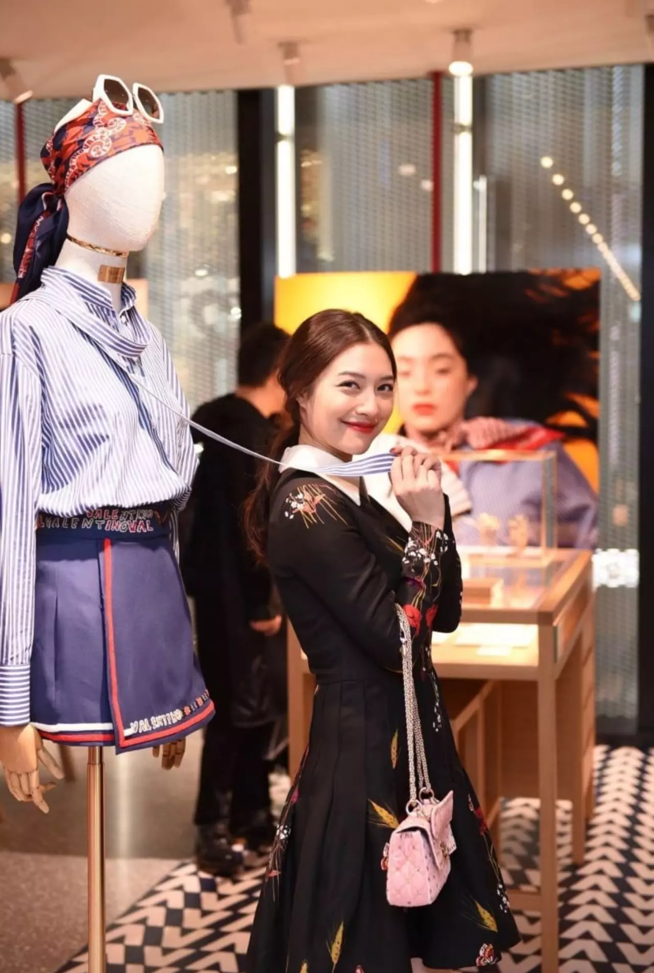 แฟชั่น "มิว นิษฐา" สุดปังถึงต่างแดน ลักชัวรี่ลุคสยบทุกสายตา