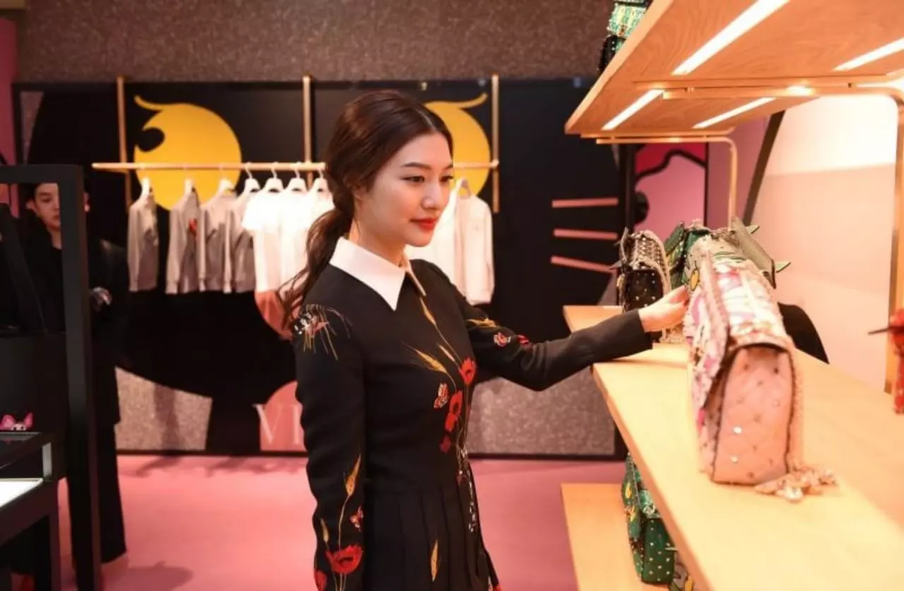 แฟชั่น "มิว นิษฐา" สุดปังถึงต่างแดน ลักชัวรี่ลุคสยบทุกสายตา