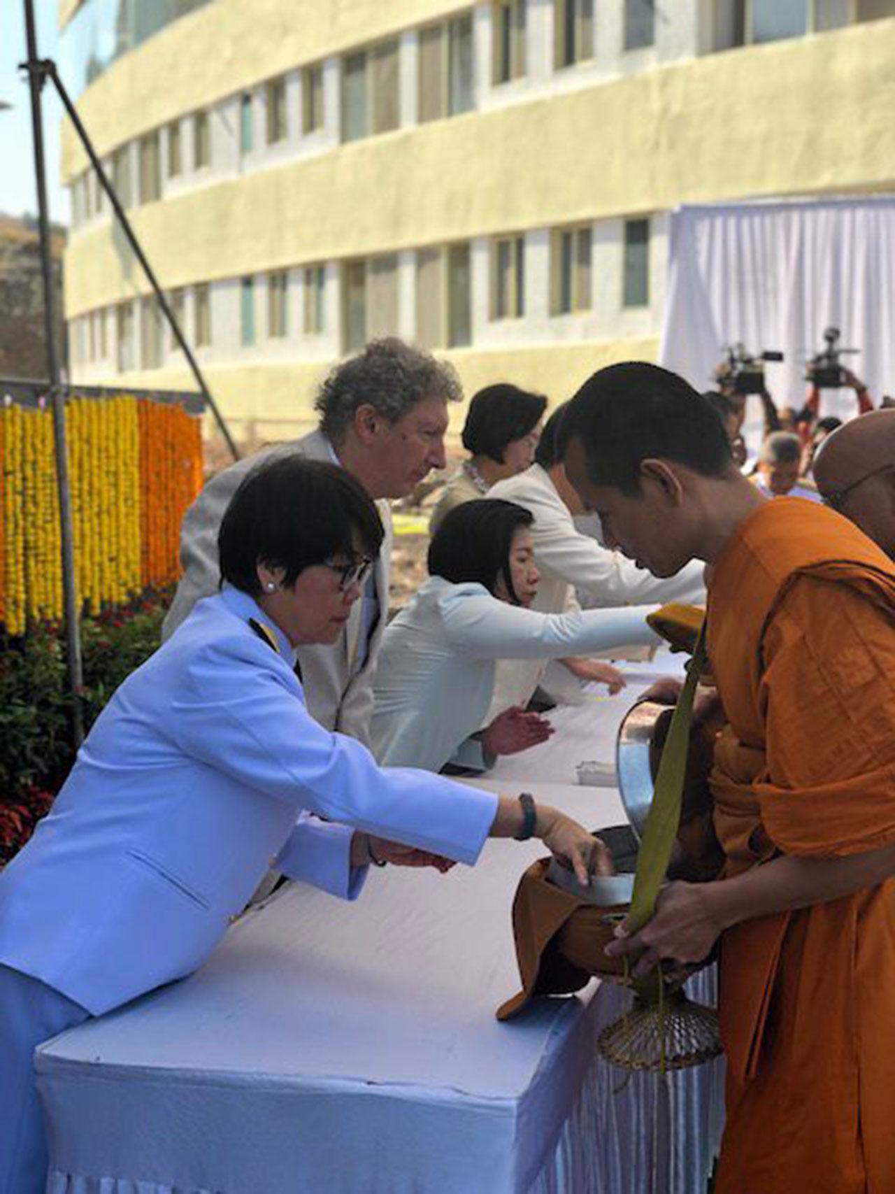 นางบุษยา มาทแล็ง ปลัด กต. และคู่สมรส ร่วมใส่บาตรพระภิกษุสงฆ์.