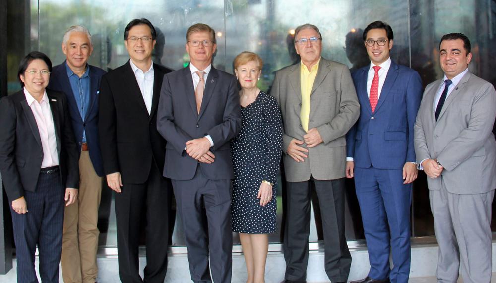 สรุปผล กรกฏ ชาตะสิงห์ ผอ.ฝ่ายขายตั๋ว บมจ.การบินไทยในและต่างประเทศ เป็นประธานประชุมคณะ กก.สมาคมธุรกิจการบิน เพื่อสรุปผลความคืบหน้าปี 2561 และแผนงานปี 2562 ที่โรงแรมรอยัล ออร์คิด เชอราตัน.
