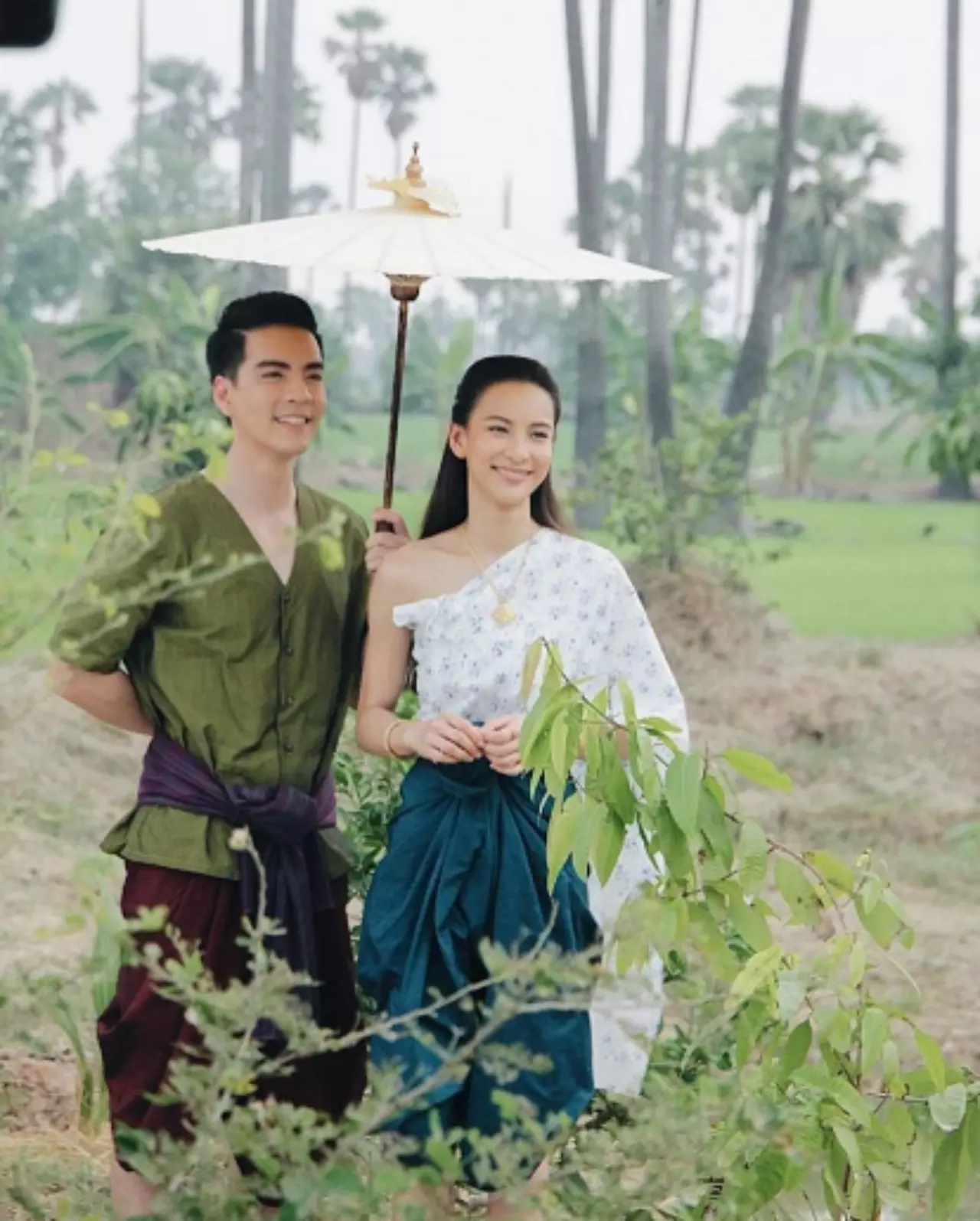 ชุดไทยฟีเวอร์อีก! ส่อง "แฟชั่นสไบ" ฉบับ "คิม-กรีน" แบบไหนสวยกว่ากัน?