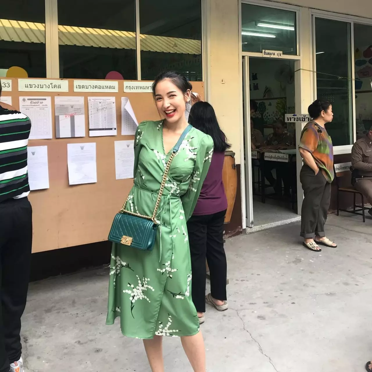 เกาะติด "แฟชั่น" คนดังแต่งตัวไปเลือกตั้ง สวย ชิค ไม่แพ้ออกงาน