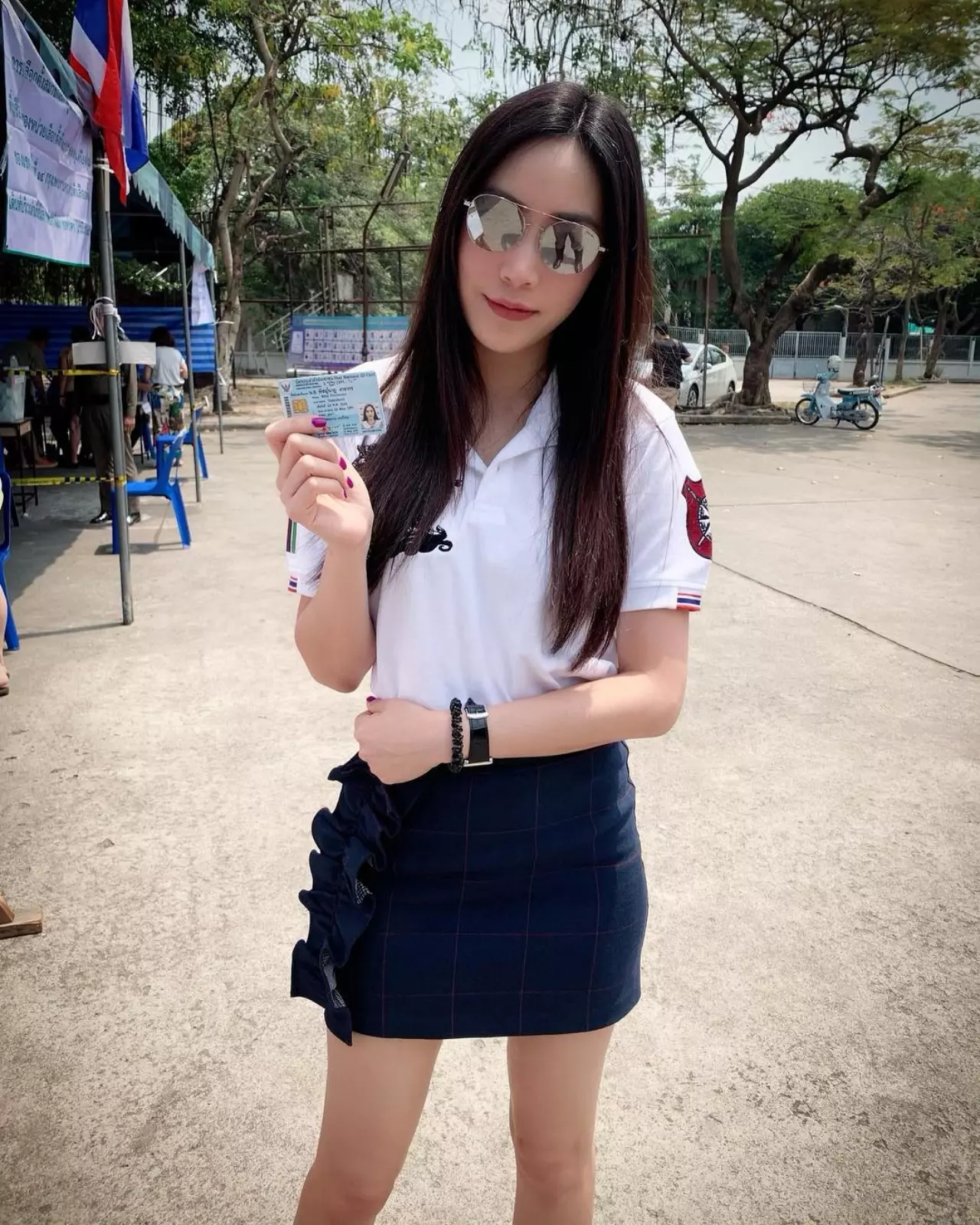 เกาะติด "แฟชั่น" คนดังแต่งตัวไปเลือกตั้ง สวย ชิค ไม่แพ้ออกงาน