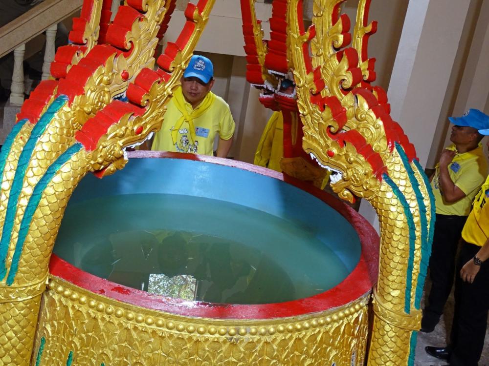 1 เม.ย. 62ผวจ.ร้อยเอ็ด นำข้าราชการ ทหาร ตำรวจ นายอำเภอ สมาชิกเหล่ากาชาดจาก 20 อำเภอ จัดกิจกรรมจิตอาสา “เราทำดีด้วยหัวใจ” เนื่องในวันข้าราชการพลเรือน ประจำปี ทำความสะอาดสถานที่สำคัญและบ่อน้ำศักดิ์สิทธิ์ ในวัดบึงพระลานชัย อ.เมืองร้อยเอ็ด เตรียมความพร้อมการจัดพิธีทำน้ำอภิเษกของ จ.ร้อยเอ็ด ในงานพระราชพิธีบรมราชาภิเษก