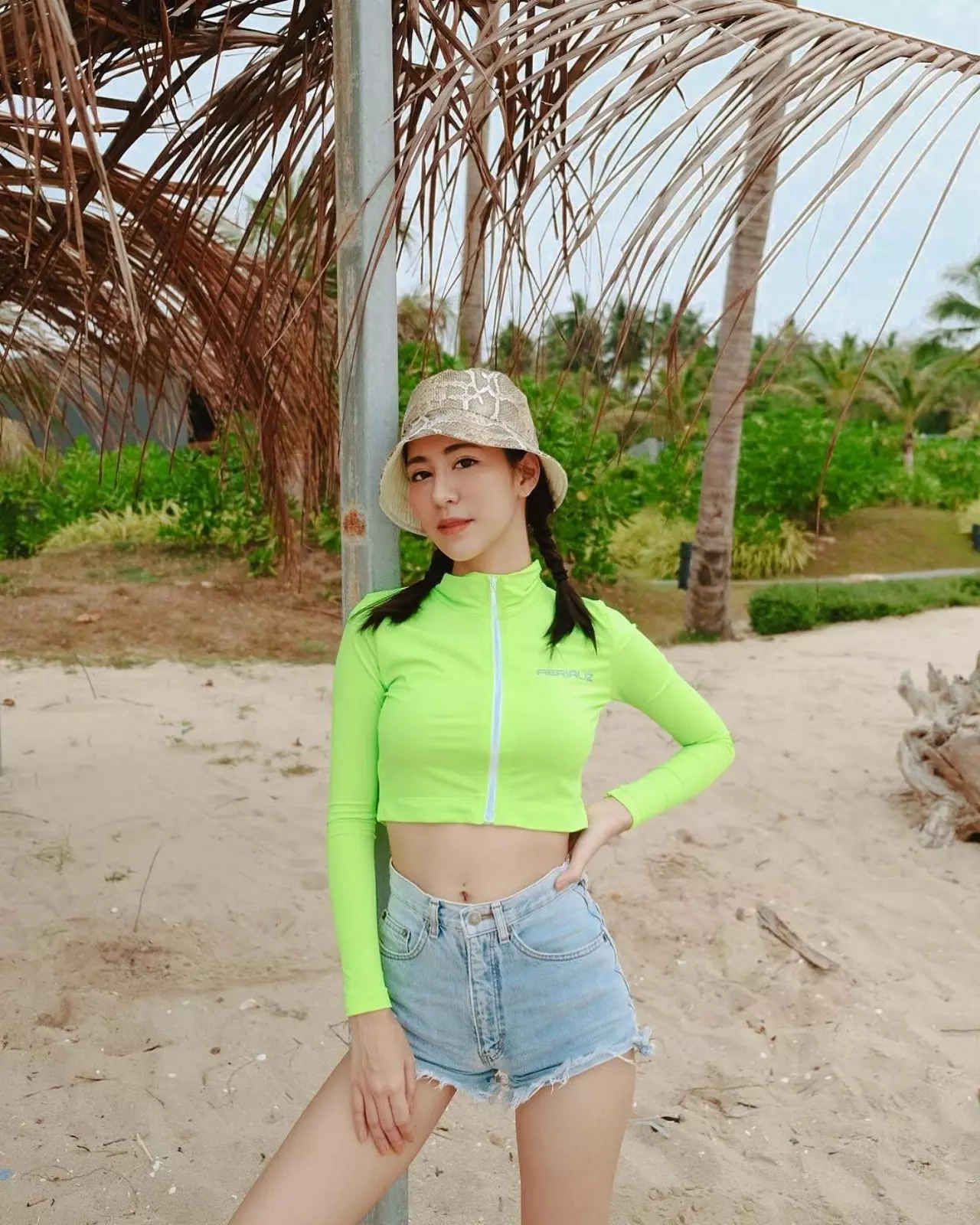 "แฟชั่นสงกรานต์" สุดฮิต "เสื้อมัดย้อม-เสื้อนีออน" ใส่แล้วต้องโดนสาด!