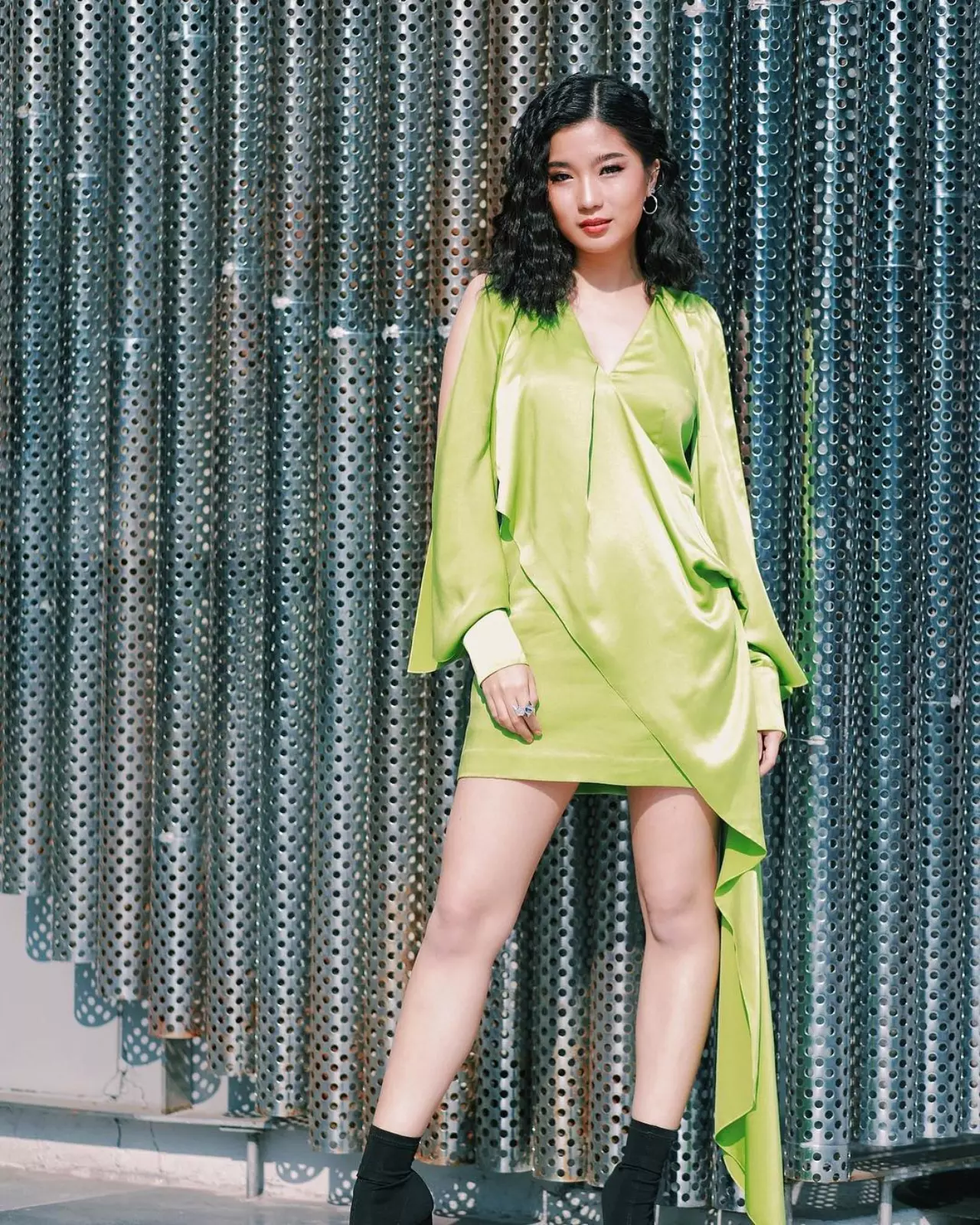 "แฟชั่นสงกรานต์" สุดฮิต "เสื้อมัดย้อม-เสื้อนีออน" ใส่แล้วต้องโดนสาด!