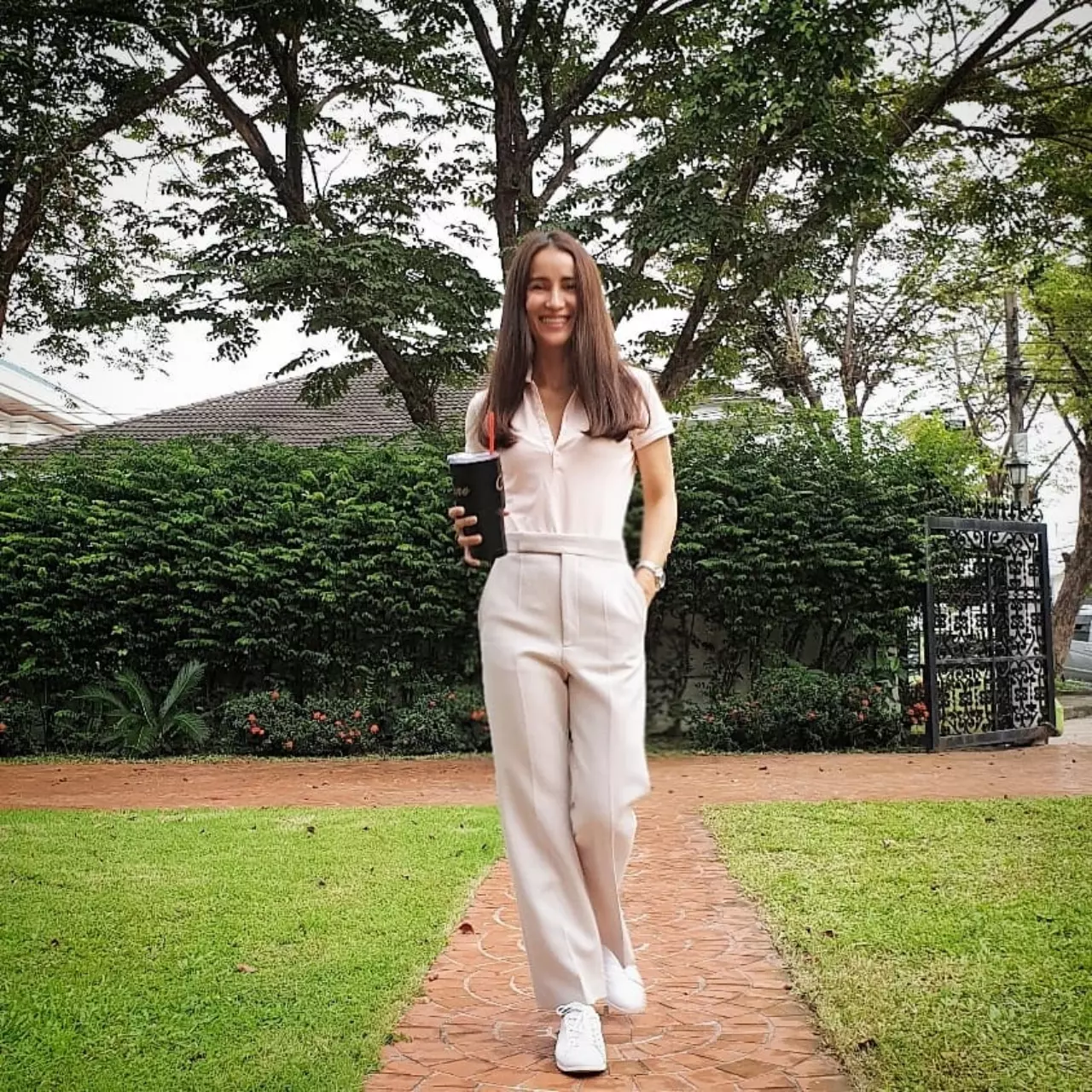 ไอเดียแต่ง "ชุดขาว" ไปวัด สวยสง่าสไตล์ "ผู้หญิง" ท็อประดับประเทศ!