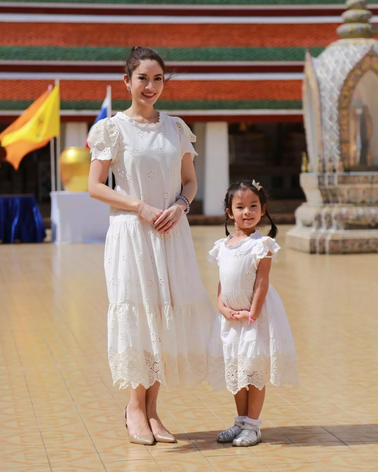 ไอเดียแต่ง "ชุดขาว" ไปวัด สวยสง่าสไตล์ "ผู้หญิง" ท็อประดับประเทศ!