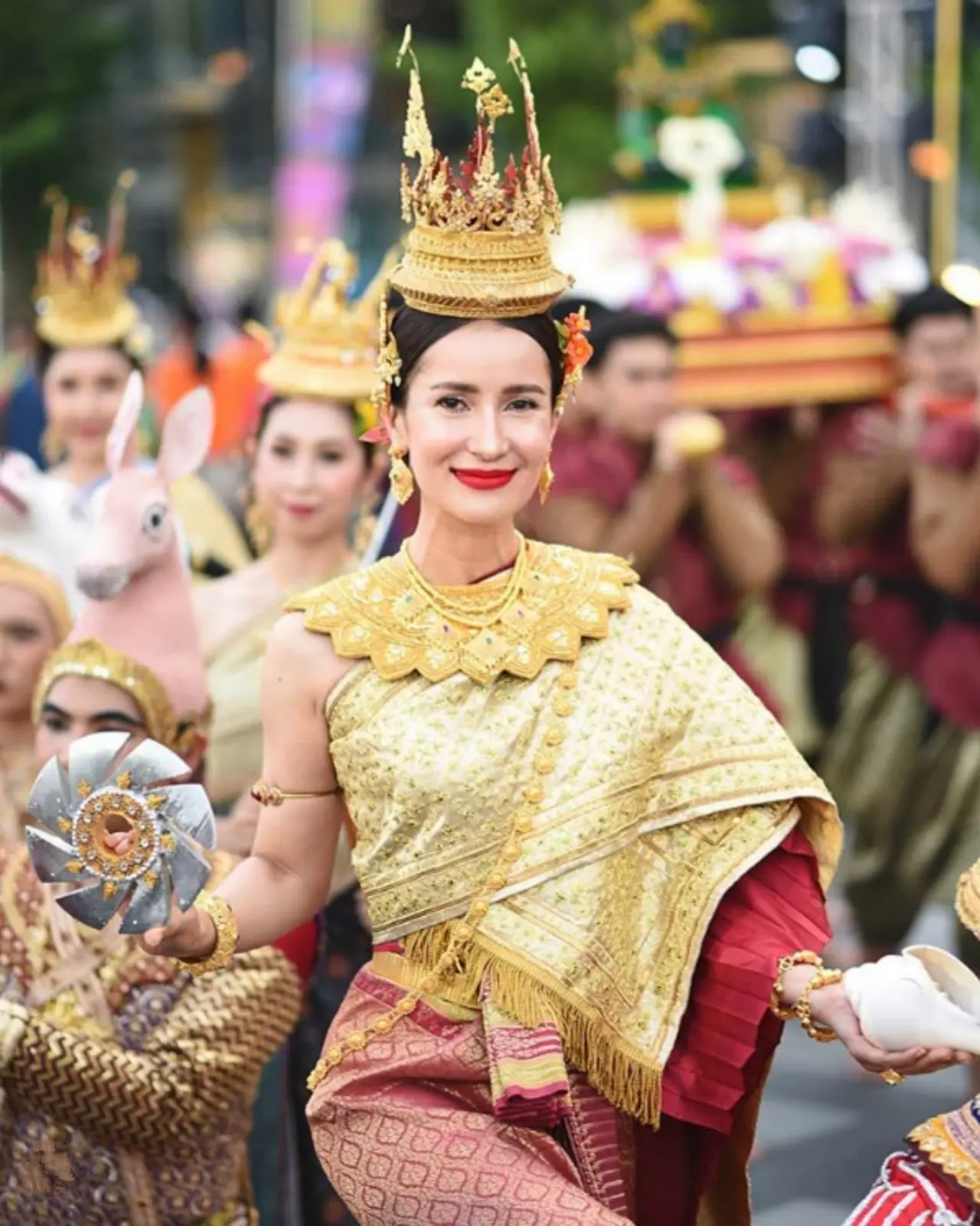 3 คนดัง "นางสงกรานต์" ใส่ "ชุดไทย" แปลงร่างเป็น "ทุงสะเทวี"