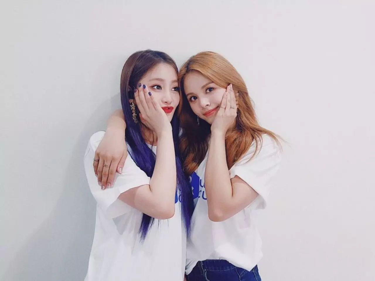 ทำความรู้จัก "สร-มินนี่" 2 สาวไอดอลสัญชาติไทย เพื่อน "ลิซ่า BLACKPINK"