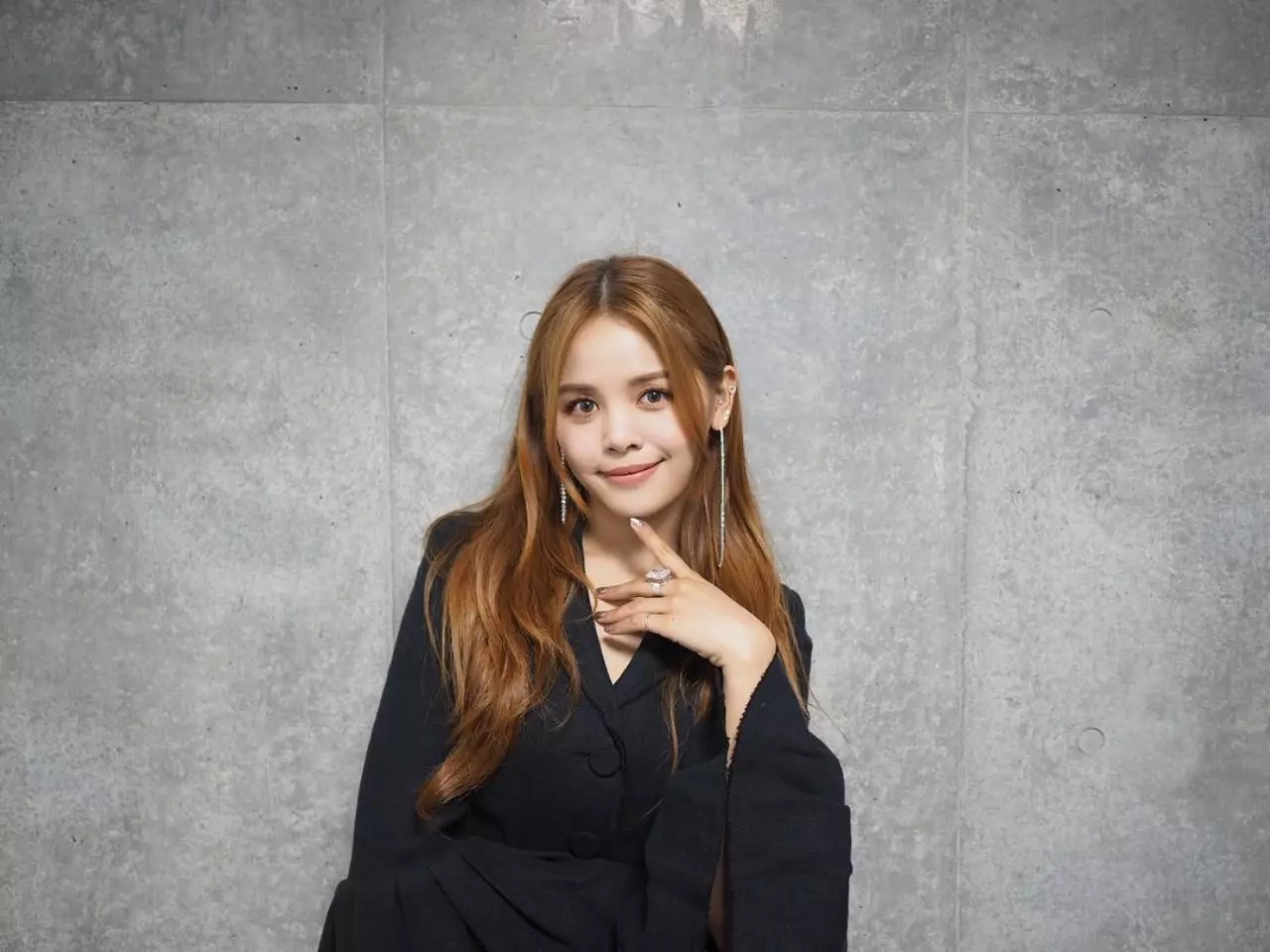 ทำความรู้จัก "สร-มินนี่" 2 สาวไอดอลสัญชาติไทย เพื่อน "ลิซ่า BLACKPINK"
