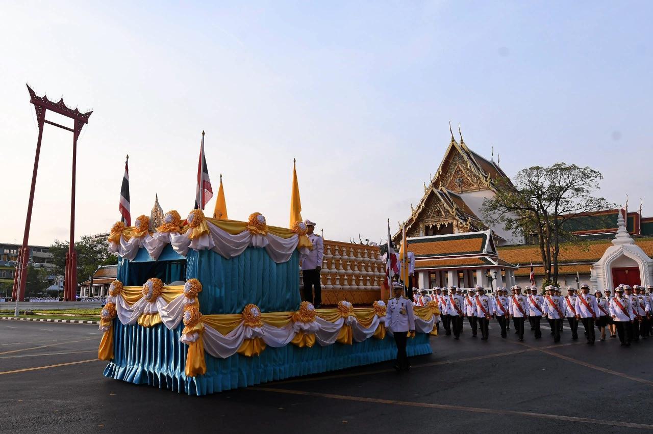 ริ้วขบวนเชิญคนโทน้ำอภิเษกและคนโทน้ำสรงพระมุรธาภิเษกออกจากหน้าวัดสุทัศน์ฯ